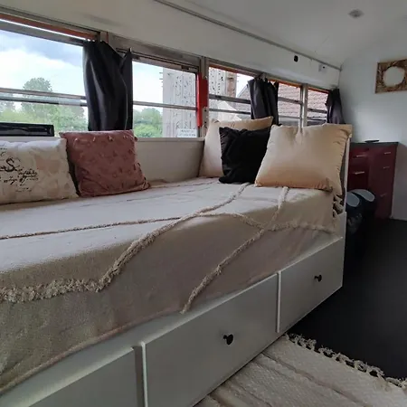 The School Bus Luksustelt Bassenge